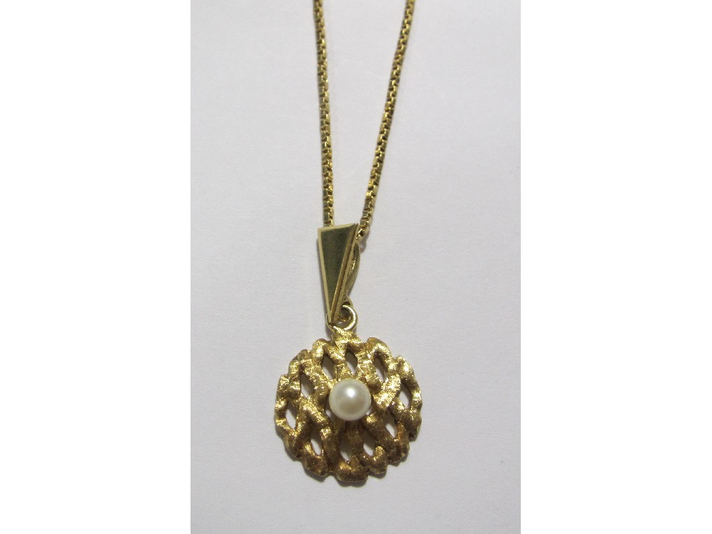 Appraisal: Eighteen carat gold pearl set circular pendant on ct gold