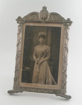 Appraisal: Royal Association A pair of substantial Edwardian photograph frames oblong