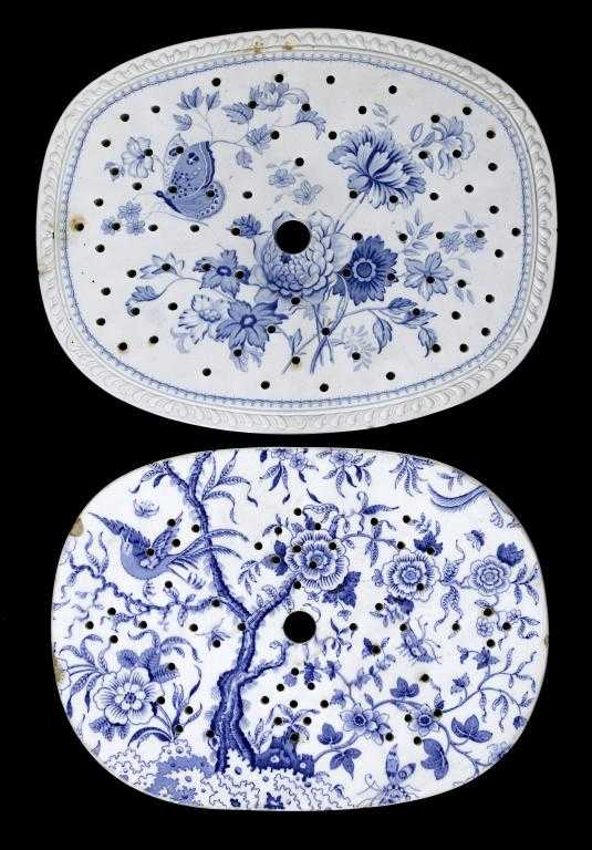 Appraisal: A BRAMELD BLUE PRINTED EARTHENWARE INDIA PATTERN DRAINER AND A