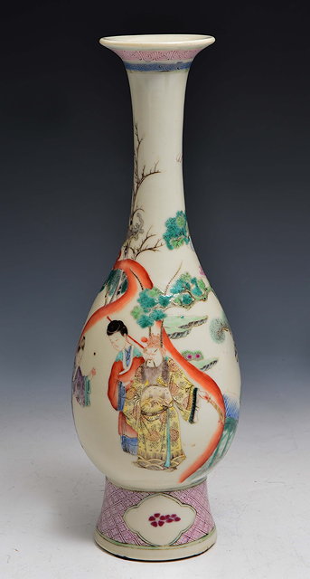 Appraisal: A CHINESE FAMILLE ROSE PEAR SHAPED BOTTLE VASE decorated in