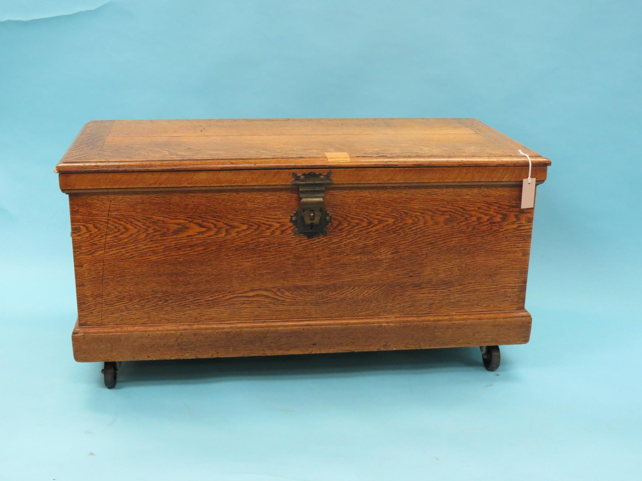 Appraisal: A solid medium oak blanket chest with cast brass lever