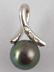 Appraisal: An carat white gold grey cultured pearl pendant pearl approx