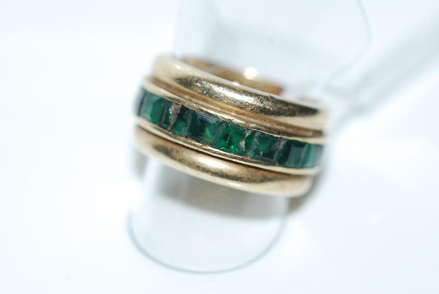 Appraisal: A FULL CIRCLE EMERALD DRESS RING IN CT GOLD A