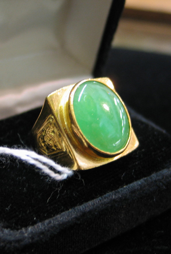 Appraisal: MAN'S JADE AND EIGHTEEN KARAT GOLD SOLITAIRE RING centering an