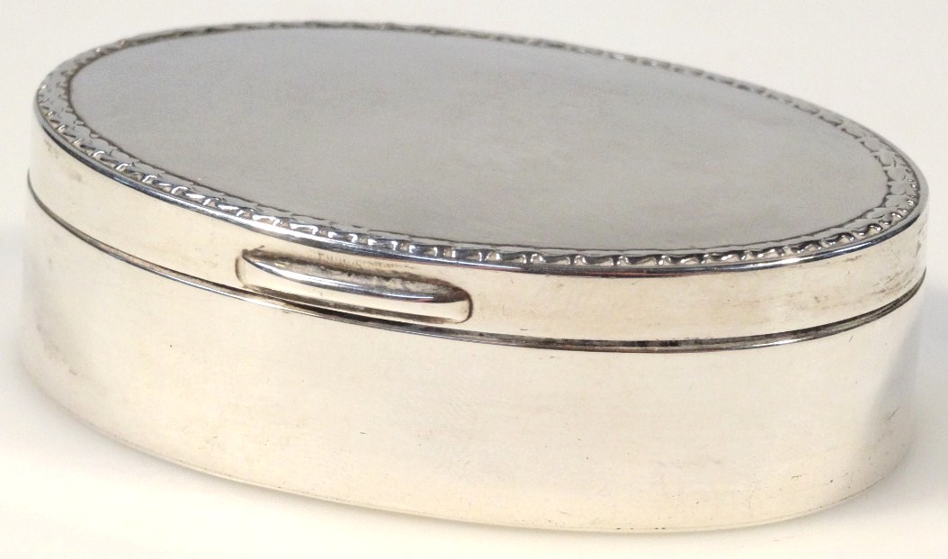 Appraisal: An Edwardian silver patch box the oval lid with a