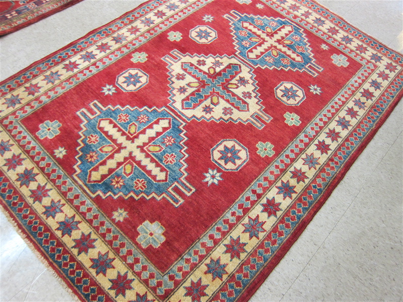 Appraisal: HAND KNOTTED ORIENTAL AREA RUG Pakistani Caucasian three geometric medallions