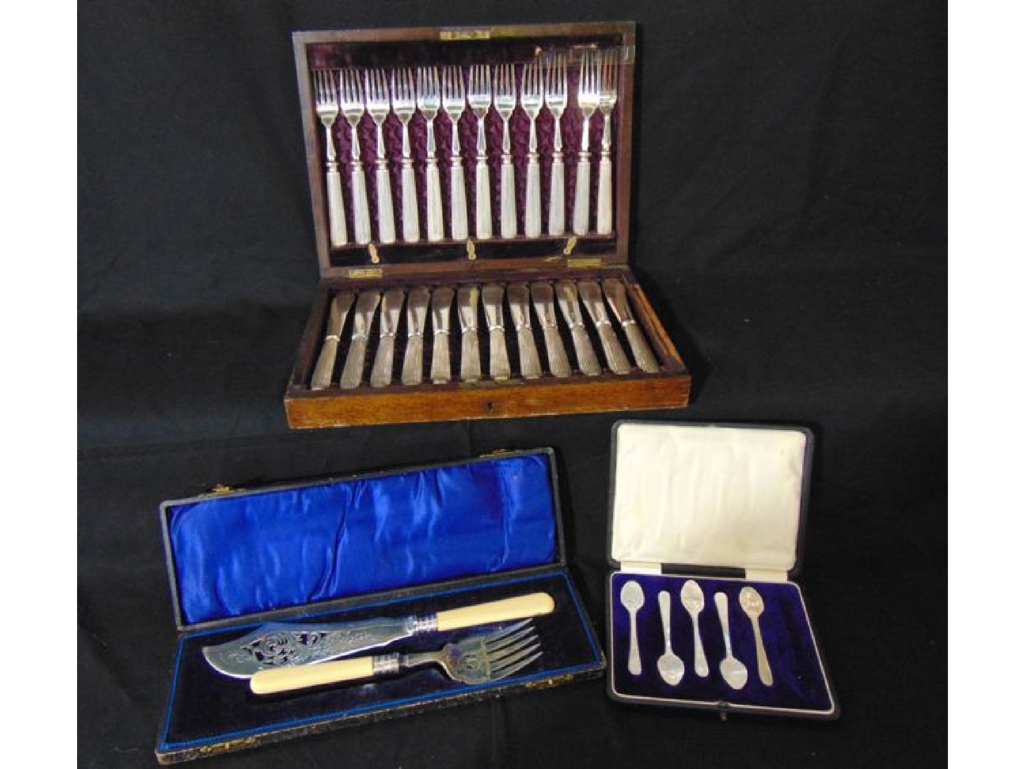 Appraisal: A good quality cased set of twelve silver plated fish