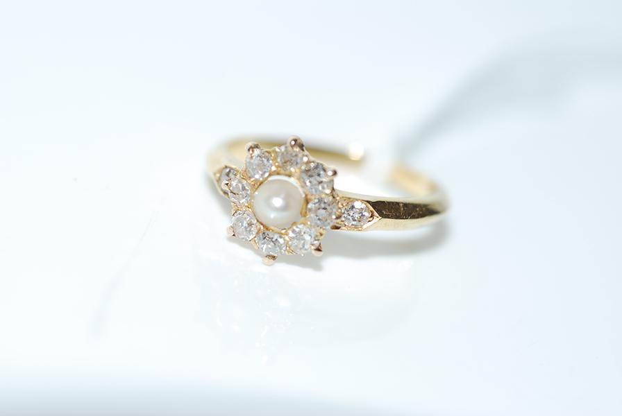 Appraisal: AN ANTIQUE PEARL AND DIAMOND CLUSTER RING IN CT GOLD