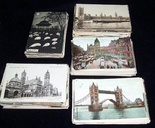 Appraisal: A quantity of loose postcards London approximately