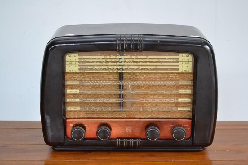 Appraisal: A VINTAGE PHILLIPS BAKELITE RADIO WORKING ORDER A VINTAGE PHILLIPS