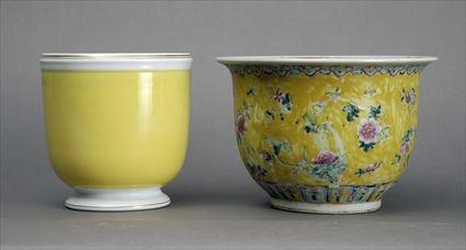 Appraisal: Chinese Export Famille Rose Porcelain Cachepot Together with a Vista