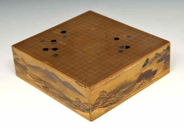 Appraisal: A JAPANESE GOLD LACQUER SMALL BOX and cover the inside