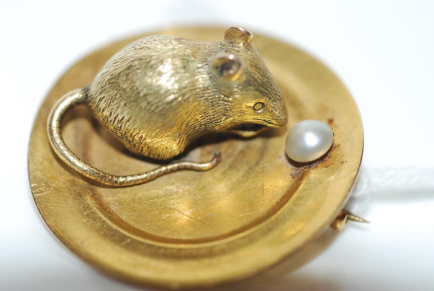 Appraisal: A MOUSE BROOCH WITH PEARL DETAIL IN CT GOLD A