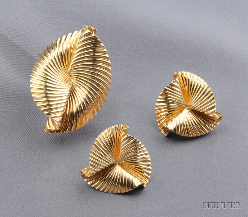 Appraisal: kt Gold Ribbon Suite Cartier comprising a brooch and earclips