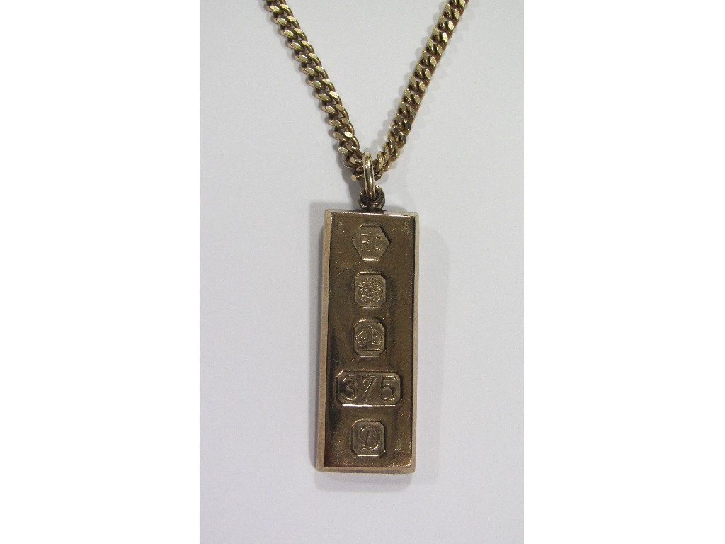 Appraisal: Nine carat gold ingot on ct gold neckchain Approximately gms