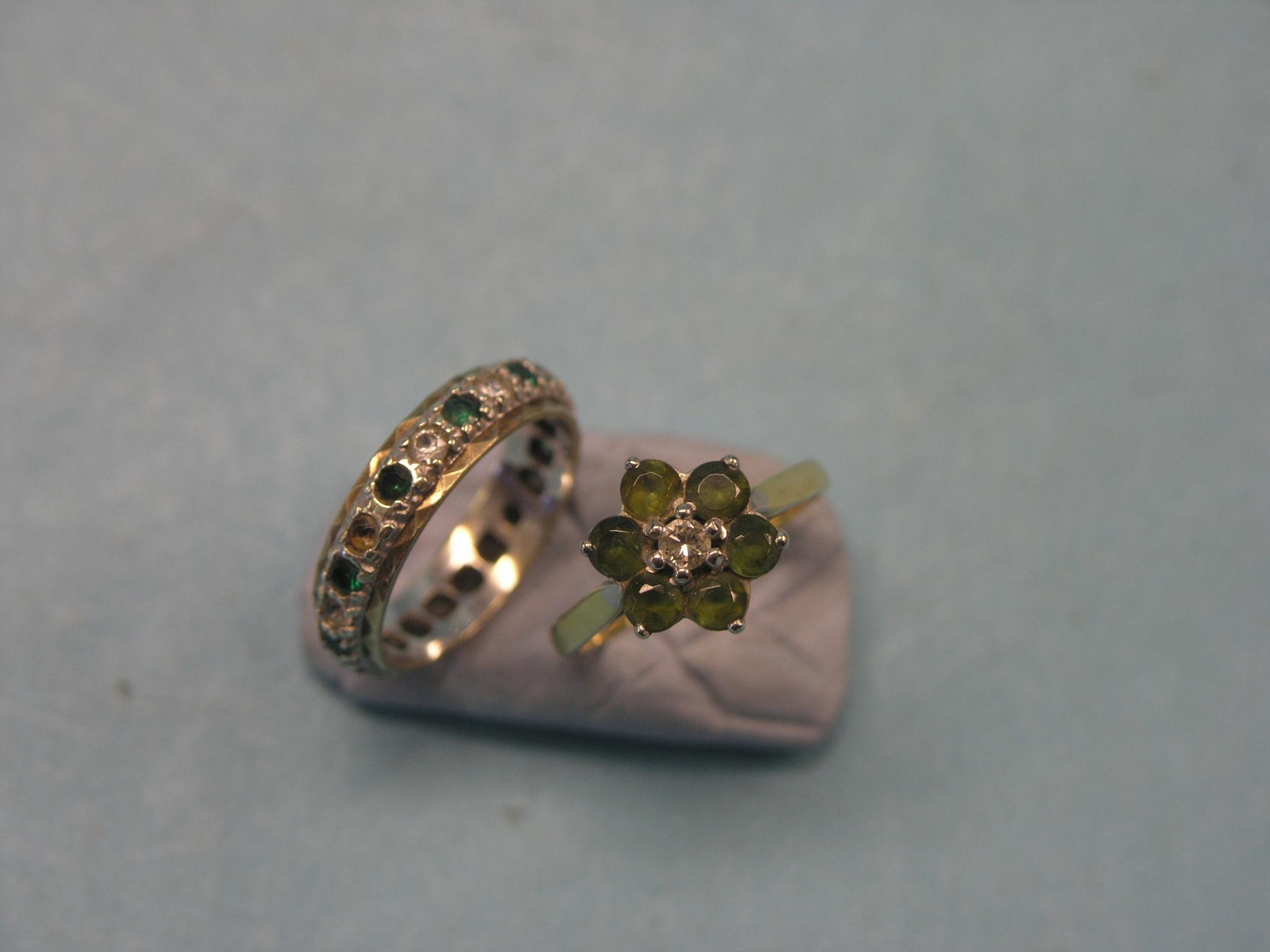 Appraisal: An ct gold ring rosette design set central diamond and