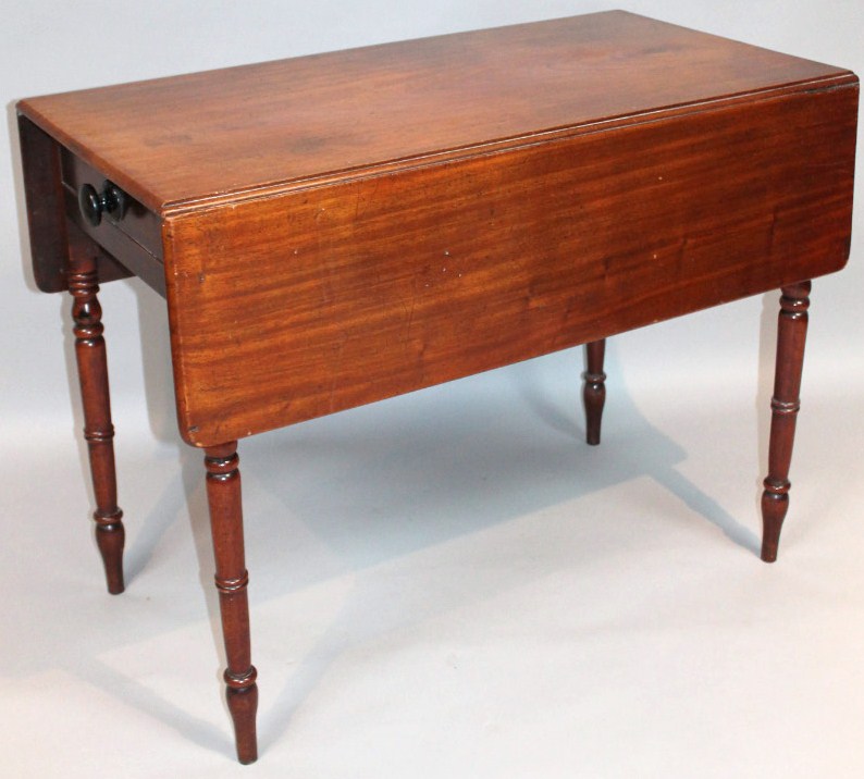 Appraisal: A thC mahogany dropleaf Pembroke table with a plain outline