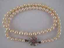 Appraisal: A graduated cultured pearl necklace with a white metal tests