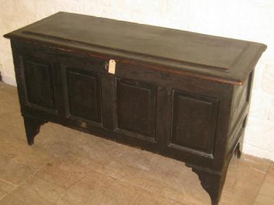 Appraisal: AN EARLY GEORGIAN OAK PANELLED COFFER the moulded edged hinged