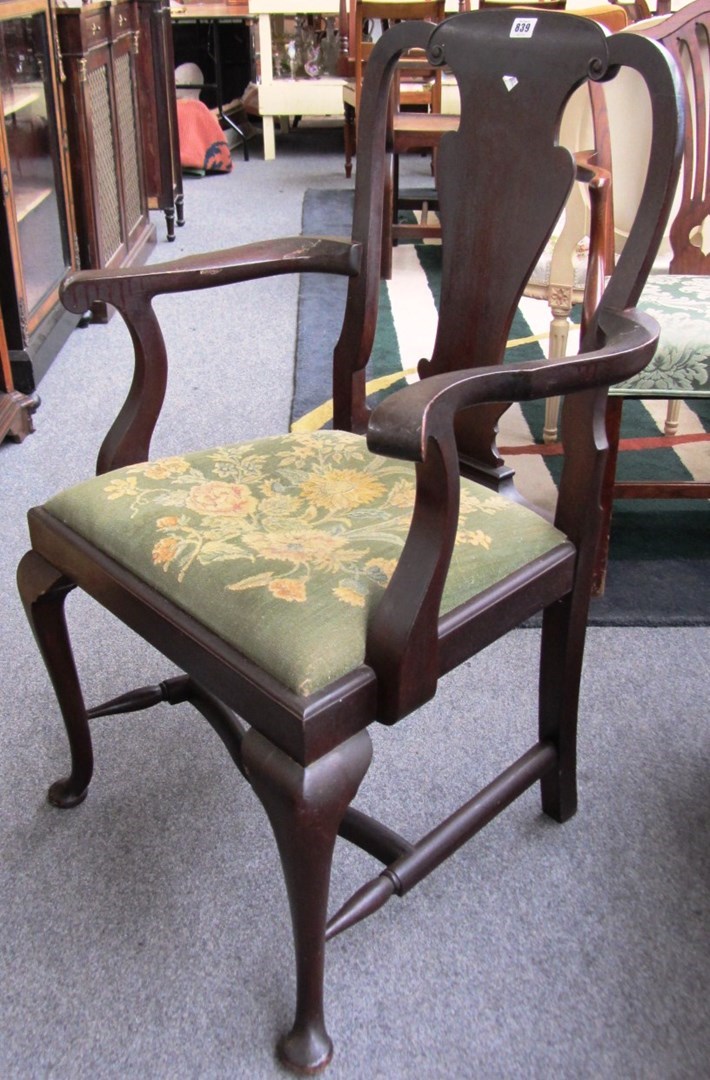 Appraisal: A set of eight mahogany dining chairs of Queen Anne