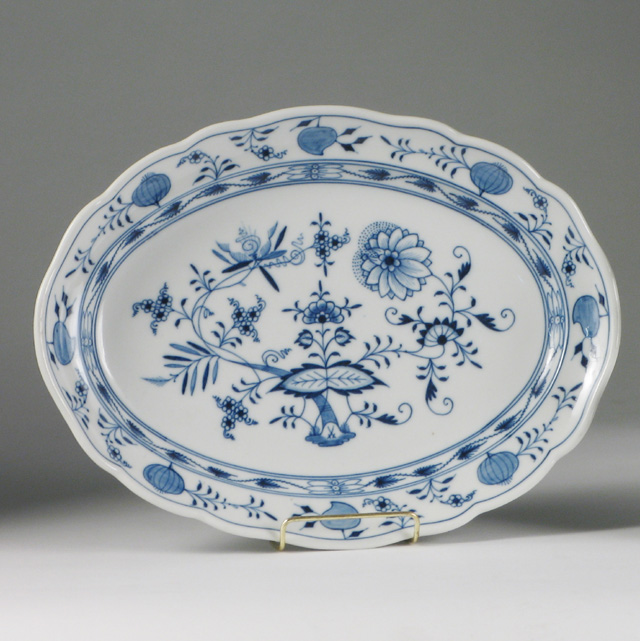 Appraisal: MEISSEN PORCELAIN SERVING PLATTER in the Blue Onion pattern oval