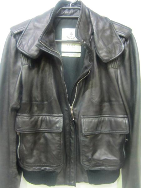 Appraisal: A MENS BALLY LEATHER JACKET ESTIMATED SIZE M-L A MENS