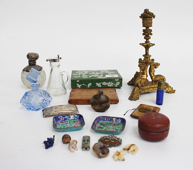 Appraisal: A SMALL QUANTITY OF BIJOUTERIE to include an Oriental snuff