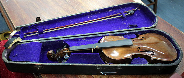 Appraisal: AN OLD VIOLIN with Jacob Stainer label with bow and