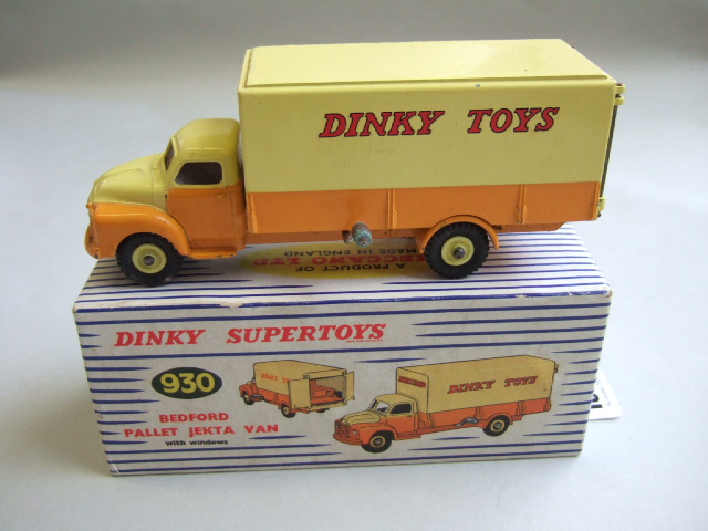 Appraisal: A Dinky Bedford pallet jekta van 'Dinky Toys' boxed