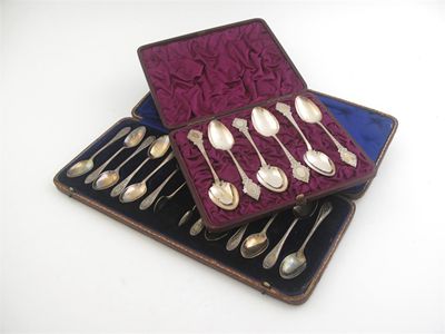 Appraisal: A cased set of Victorian engraved teaspoons by George Unite