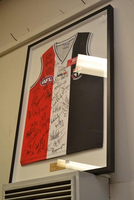 Appraisal: A SIGNED AND FRAMED ST KILDA FOOTBALL JERSEY