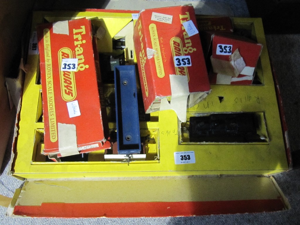 Appraisal: Lot comprising Tri-ang train set and some accessories