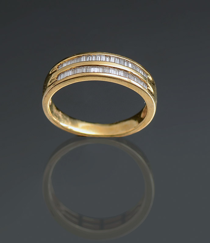 Appraisal: K GOLD BAND W CT DIAMONDS Yellow gold band is