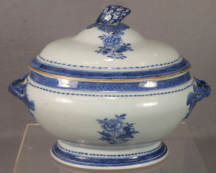 Appraisal: Chinese export porcelain blue and white tureen with pine cone