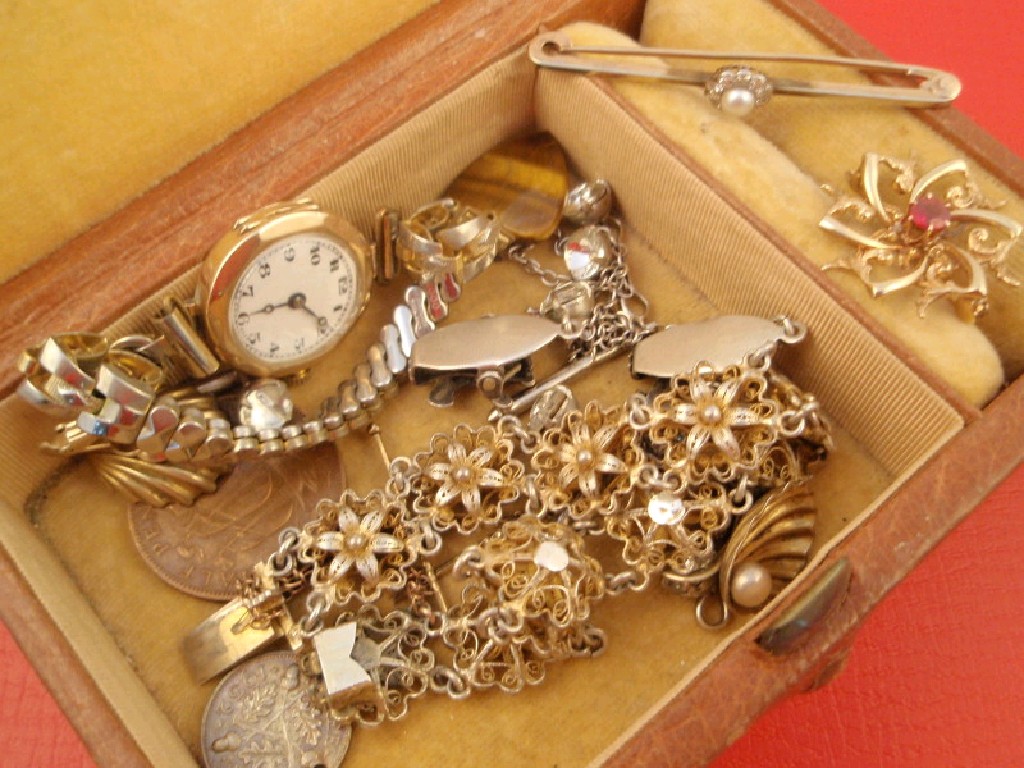 Appraisal: A small jewellery box and contents to include two brooches