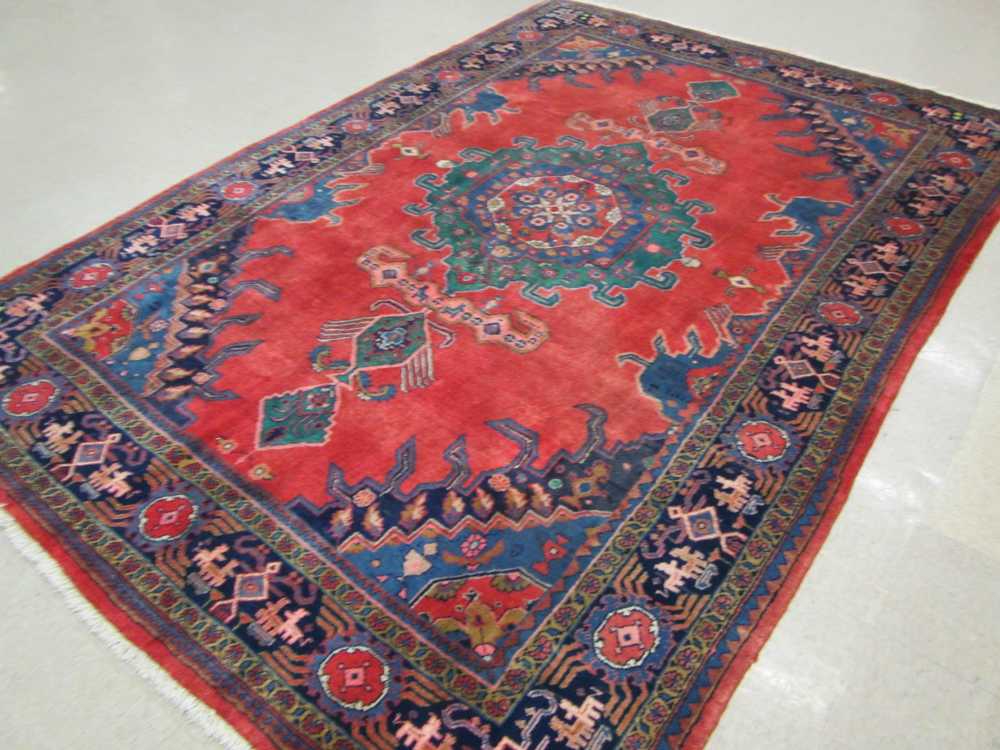 Appraisal: HAND KNOTTED PERSIAN CARPET central floral geometric medallion on plain