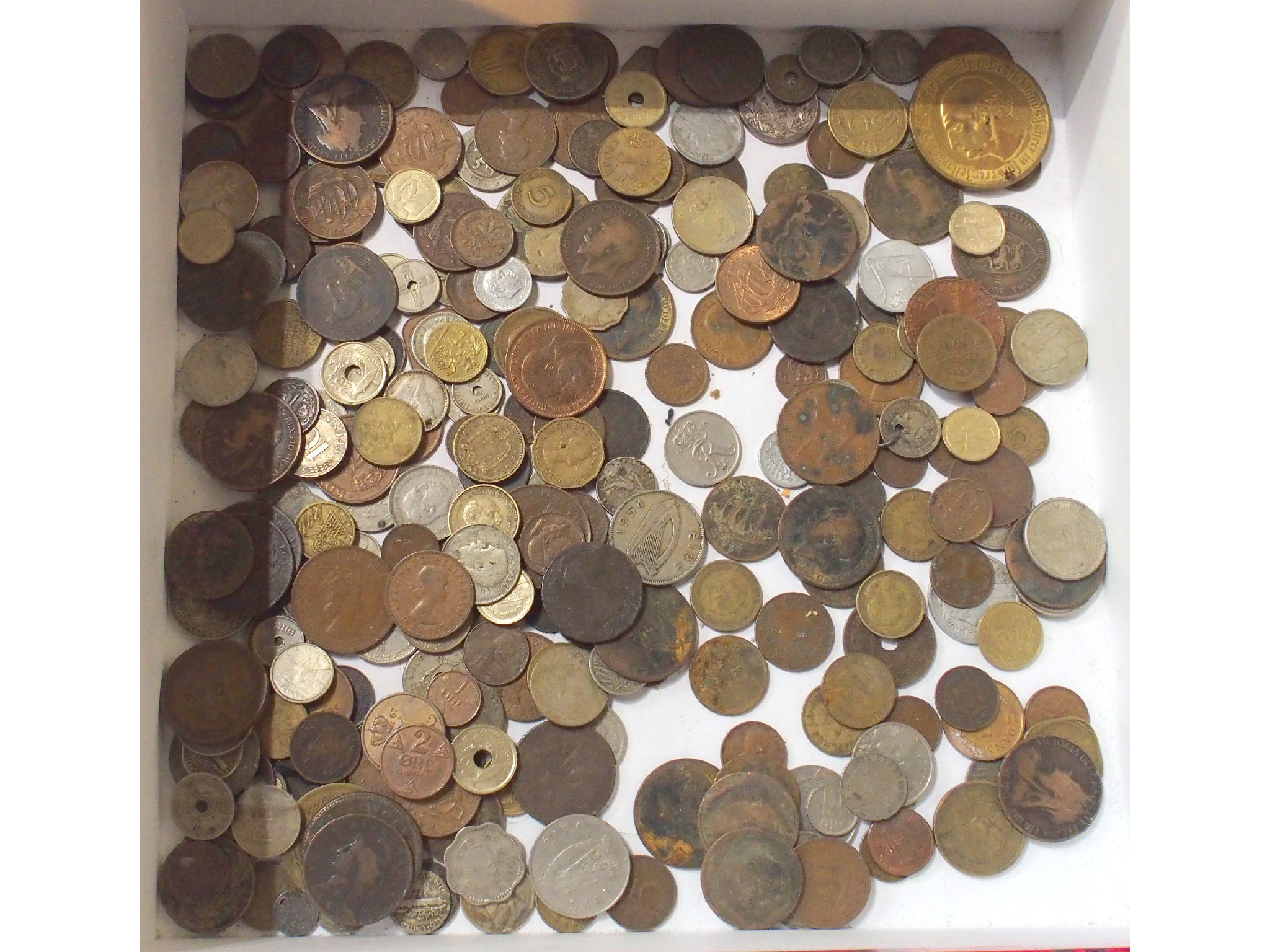 Appraisal: A quantity of mixed foreign and GB coins to include