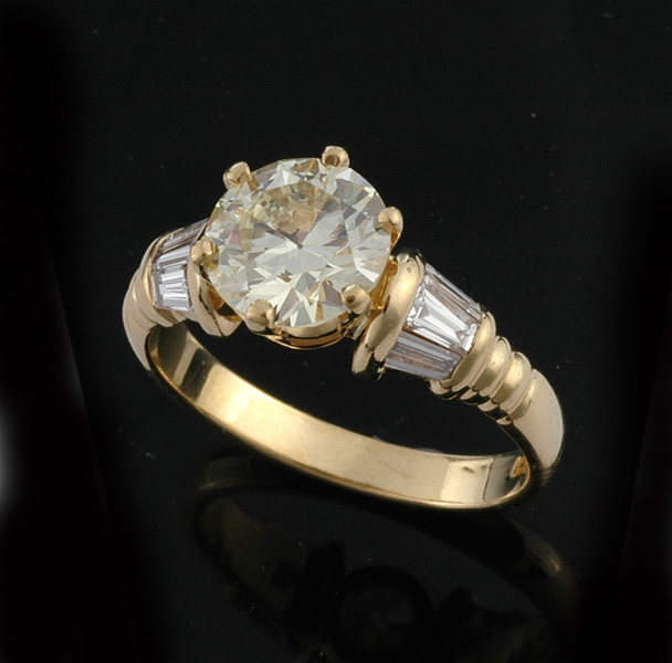 Appraisal: A DIAMOND SOLITAIRE RING The champagne round brilliant cut diamond