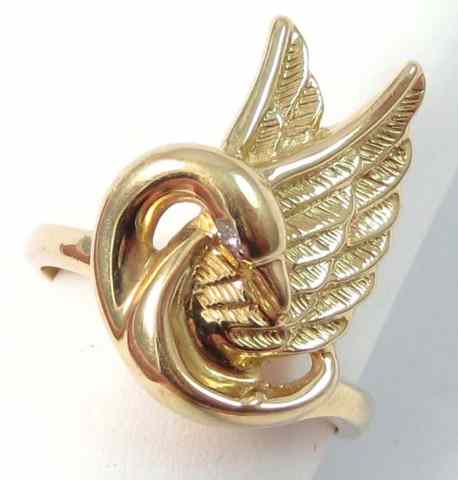 Appraisal: DIAMOND AND FOURTEEN KARAT GOLD RING The yellow gold swan