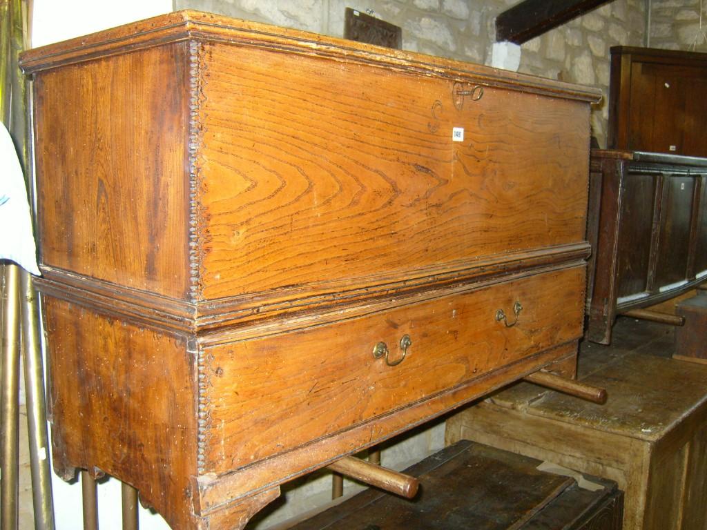 Appraisal: A Georgian elm mule chest with rising lid over a