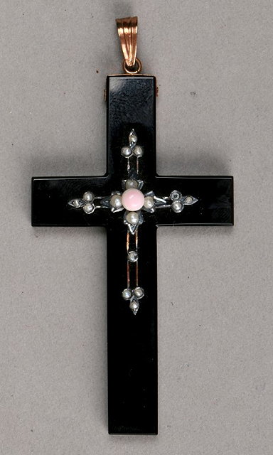 Appraisal: A VICTORIAN ONYX PENDANT in the form of a cross