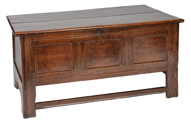 Appraisal: AN TH CENTURY OAK COFFER the hinged top over a