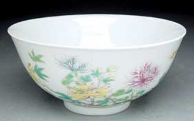 Appraisal: DAOGUANG FAMILLE ROSE BOWL Antique Chinese delicately Famille Rose enameled