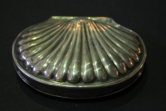 Appraisal: A GEORGIAN WHITE METAL SNUFF BOX of oval form with