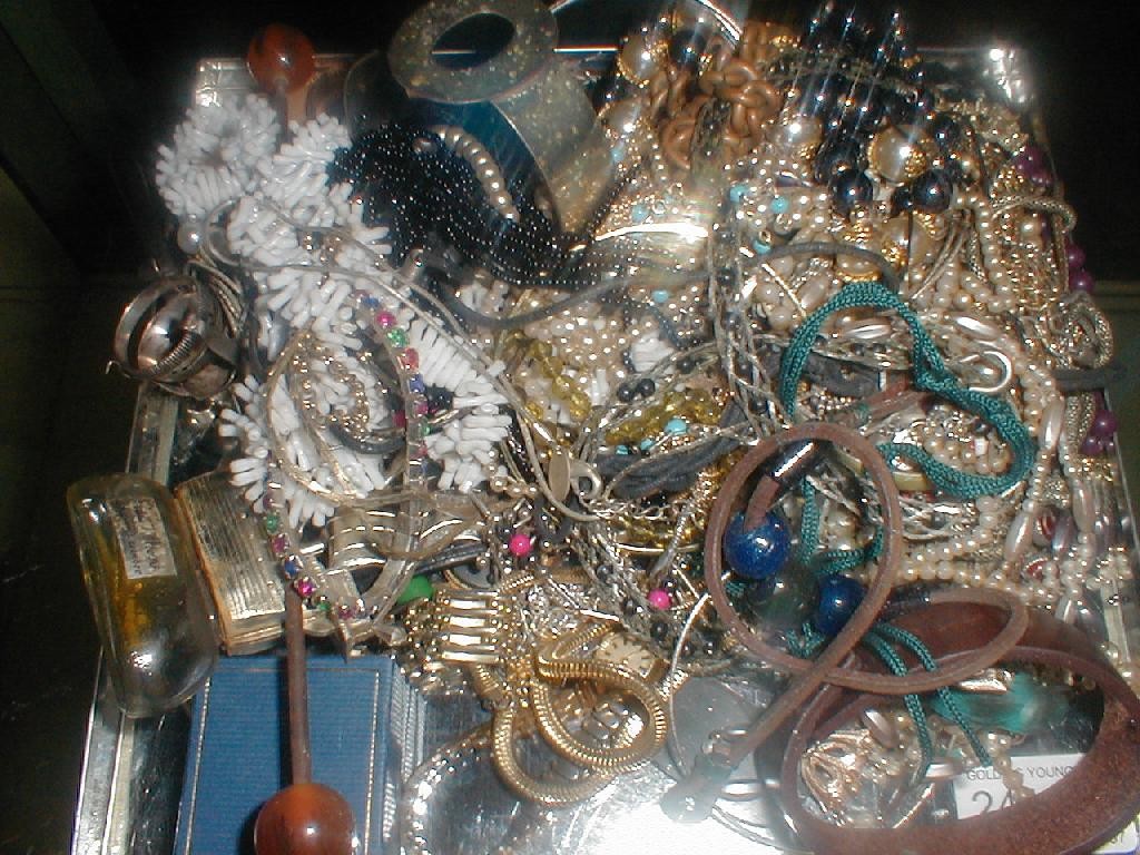 Appraisal: A quantity of costume jewellery and trinket items