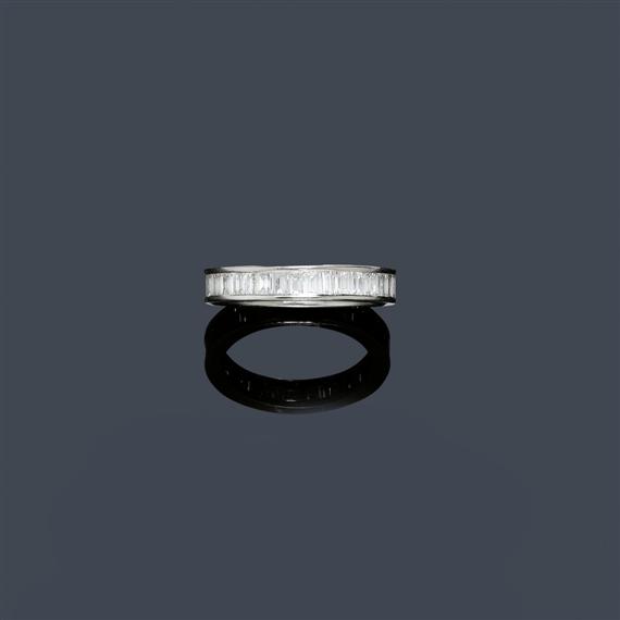 Appraisal: A DIAMOND RING White gold Classic wedding band set with