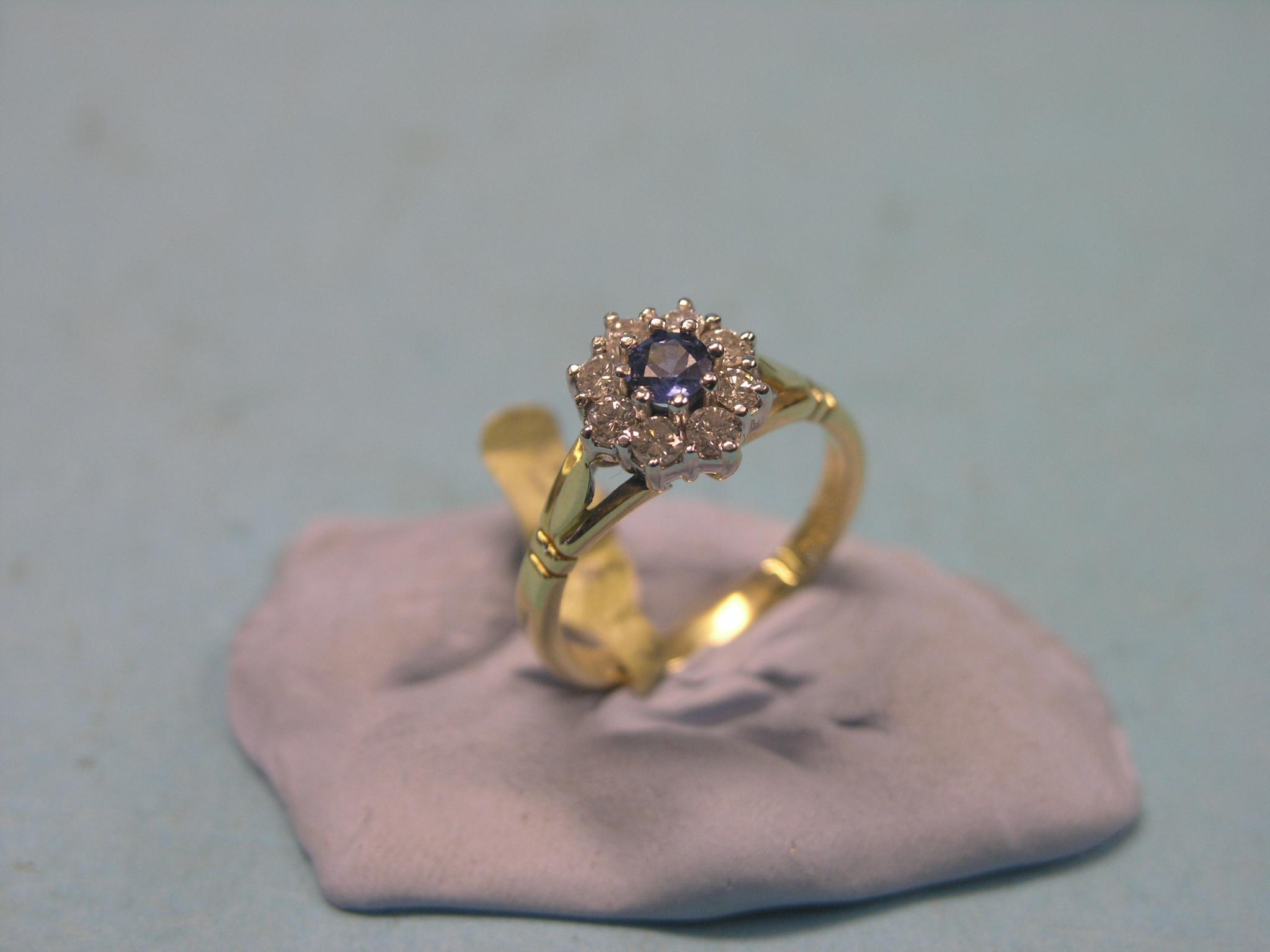 Appraisal: A modern ct gold and diamond cluster ring eight diamonds