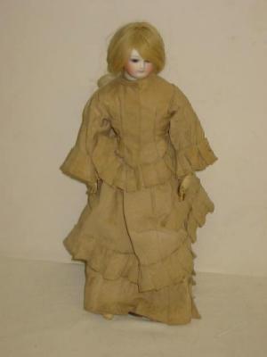 Appraisal: A French bisque shoulder head fashion doll with fixed blue