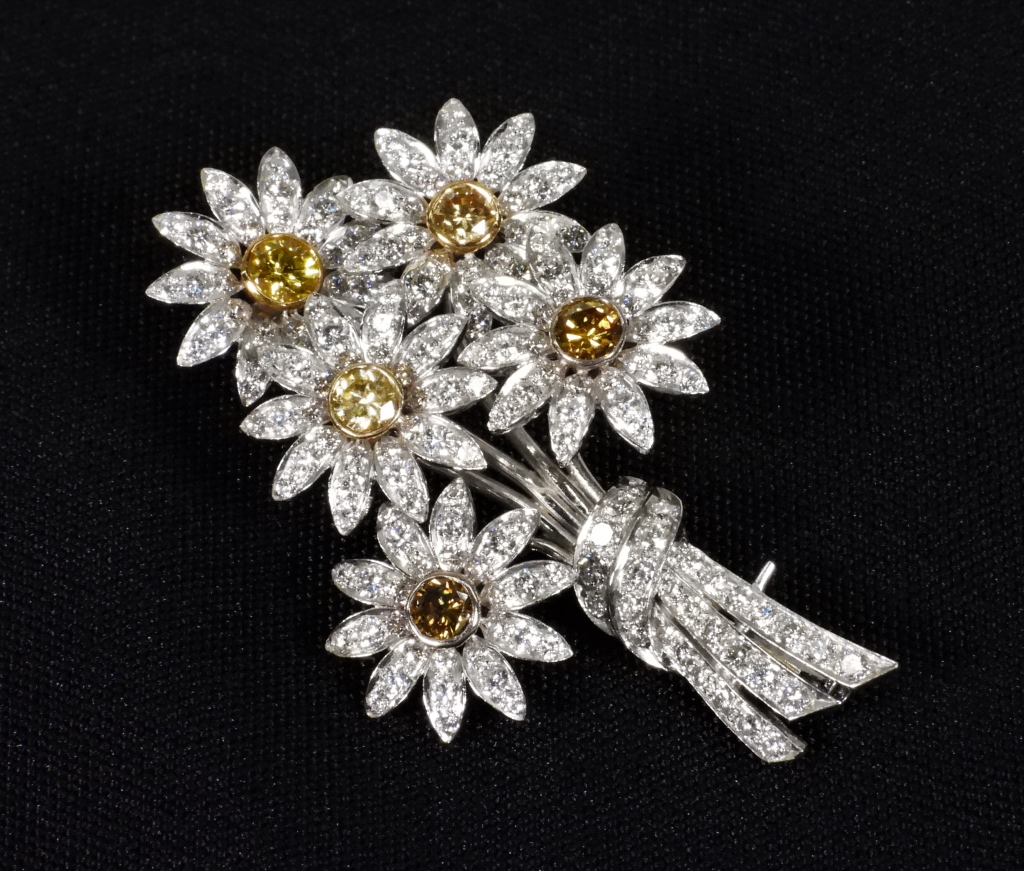 Appraisal: K WHITE GOLD DIAMOND DAISY BROOCH Five brilliant cut yellow