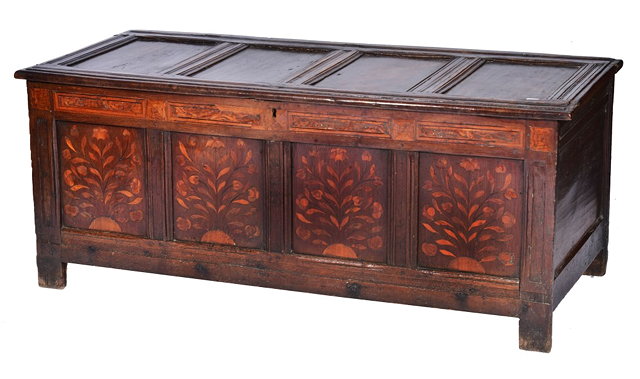 Appraisal: A TH CENTURY OAK PANELLED COFFER the rising lid lifting